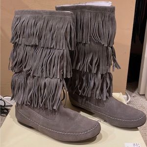 LC Lauren Conrad This 3-Tier Fringe Suede BoHo Moccasin Boot Size: 7.5M